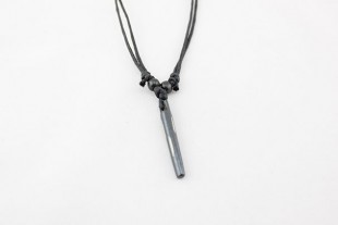Collar Hueso Negro Aguja