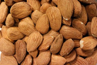 Almendras con Piel Crudas...