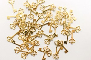 Dije Llave 2cm Metal Dorado