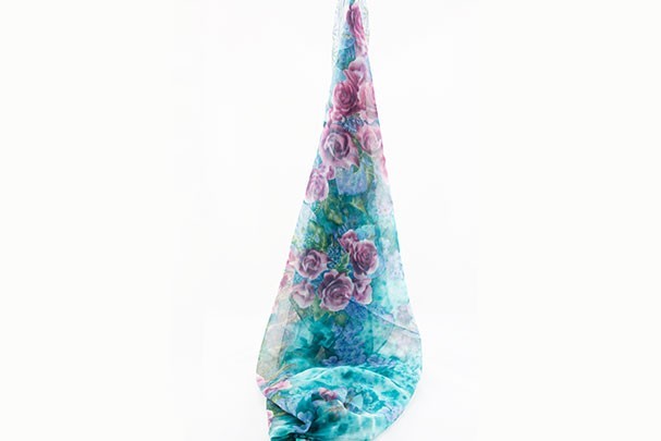 Fular Chifón Estampado Rosas Azul 170 x 50 cm