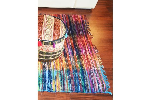 Alfombra rectangular de trapo con flecos grande multicolor 180x105 cm.
