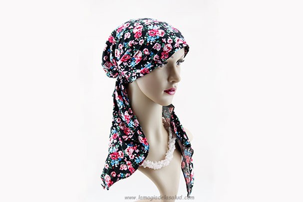 Pañuelo Oncológico Negro Estampado Flores con Elástico