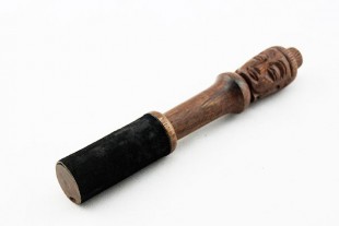 Baqueta Madera y Piel Tallada Buda