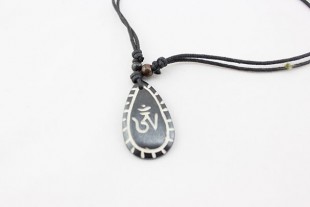 Collar Hueso Negro Lágrima OM